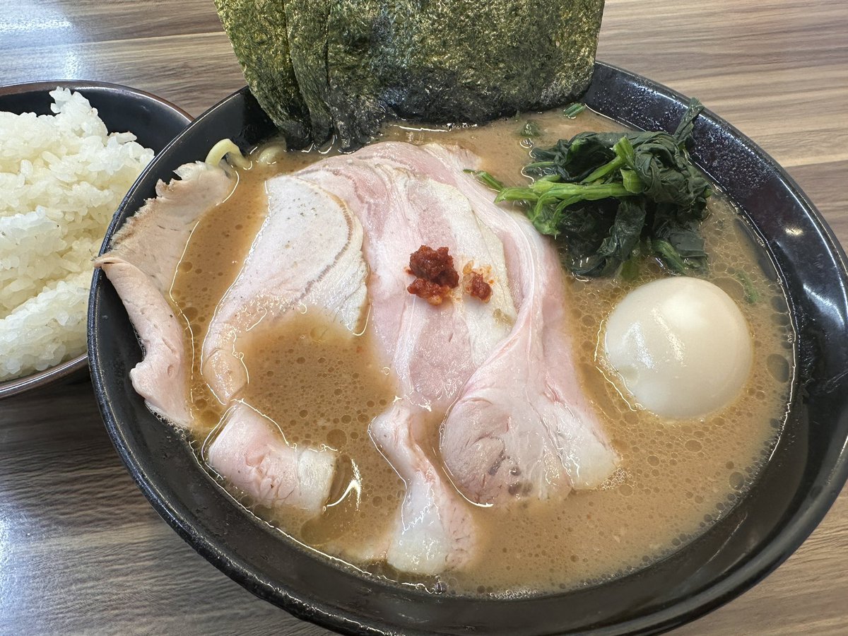 色々とアドバイスを貰ったから
報告を兼ねて #宮里家  で夜😚🍜

家系味噌🍜
TP チャーシュー🍖 味玉🥚

久しぶりの味噌✋
一味を少々入れてピリッと😆
寒い夜には最高です👍

改めて感謝✨
宮里大将ありがとう😊
少なからずもです🏍

本日もご馳走様でした😋

#ラーメン好きな人と繋がりたい