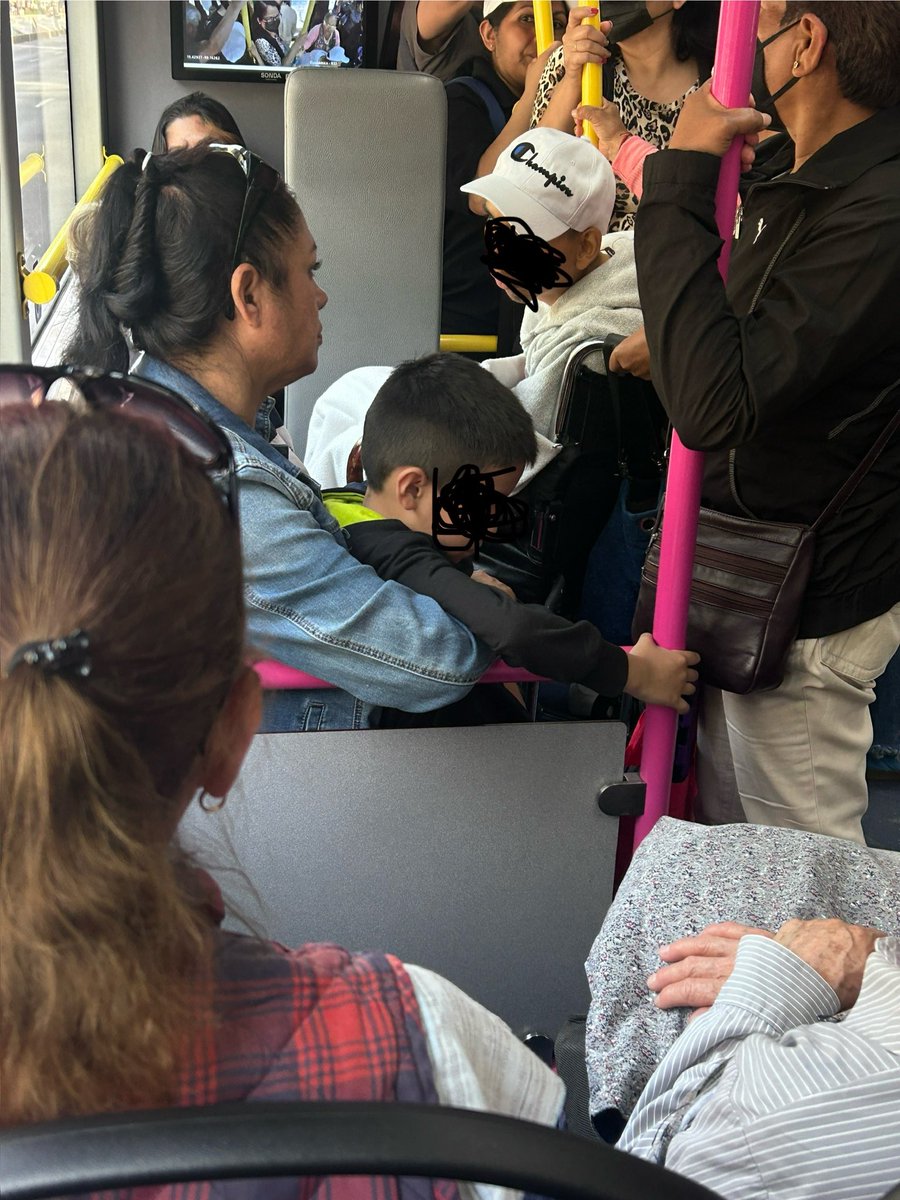 ndymrll's tweet photo. Aquí la señora por ir aferrada a ir sentada, no deja que la silla de ruedas se acomode correctamente; esto en la L7 del @MetrobusCDMX 🤦🏼‍♀️ https://t.co/9hpT3Sq0ky