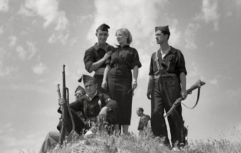 𝐄𝐬𝐩𝐚𝐧̃𝐚 𝐦𝐢́𝐚, 𝐜𝐨𝐦𝐛𝐚𝐭𝐞.

La camaradería no es sino la amistad y el amor llevados a su máximo exponente.