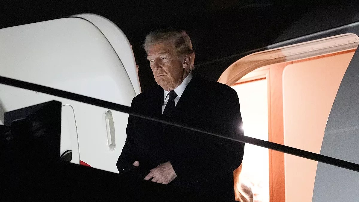 Juan_OrtizMX's tweet photo. 🗳📌 TRUMP INICIA CON TODO: DESIGNARÁ CÁRTELES COMO TERRORISTAS Y BLINDARÁ FRONTERA NORTE

El regreso de Donald Trump a la Casa Blanca arranca con una avalancha de órdenes ejecutivas. 

Según Fox News, el republicano firmará más de 200 acciones en su primer día, enfocadas en migración, seguridad y economía.

Trump designará a los cárteles del narcotráfico como organizaciones terroristas. 

Esto le daría al gobierno de EE.UU. nuevas facultades para combatirlos dentro y fuera de su territorio, incluyendo el uso de fuerza militar.

También declarará una emergencia nacional en la frontera, ordenará cerrarla completamente contra migrantes irregulares.

También reactivará el programa "Quédate en México" y usará al Ejército para reforzar la seguridad.

El republicano firmará órdenes para cancelar regulaciones ambientales, salirse del Acuerdo de París y eliminar programas de diversidad en el gobierno.

Todo esto en su primer día.