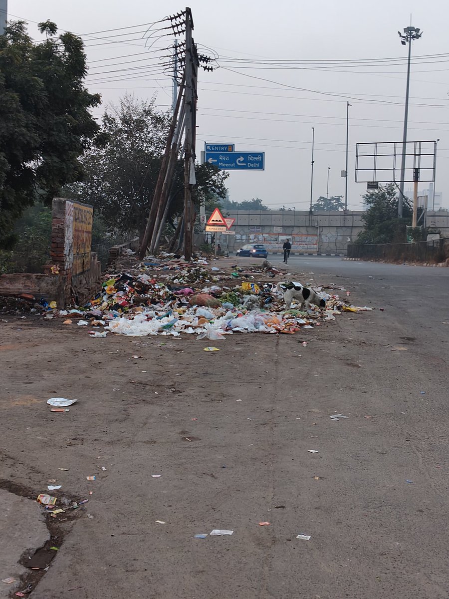 mohanlalit78's tweet photo. @myogioffice @gdagzb @PMOIndia Pathetic condition of Indrapuram, Ghaziabad. This is Kala Patthar Road. Is this Swatch Bharat? https://t.co/KdsBcUbcxd