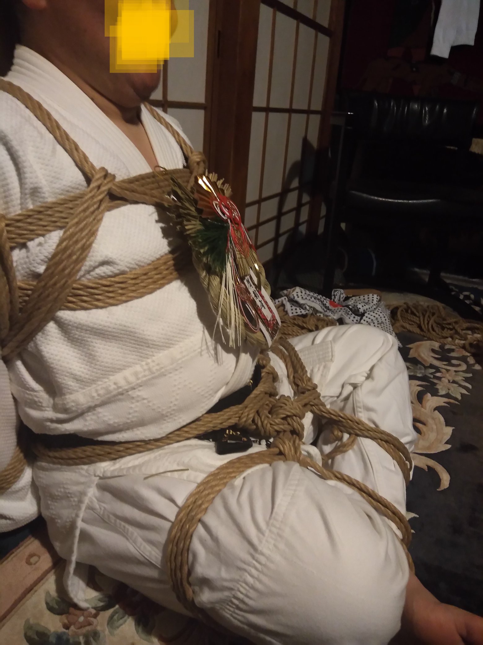 正月　緊縛 神奈川で、《新年会》 １月４日 昼下がりの風景 名古屋縛団を代表して cadenza 正月飾り 柔道着緊縛 モデル  狸人君（人三狸七） 縄係 アタルさん（初参加） 人馴れしてない狸人君は、どなたに縛られたかもあやふやに 名古屋ベース創設者 アタルさん緊縛 ...
