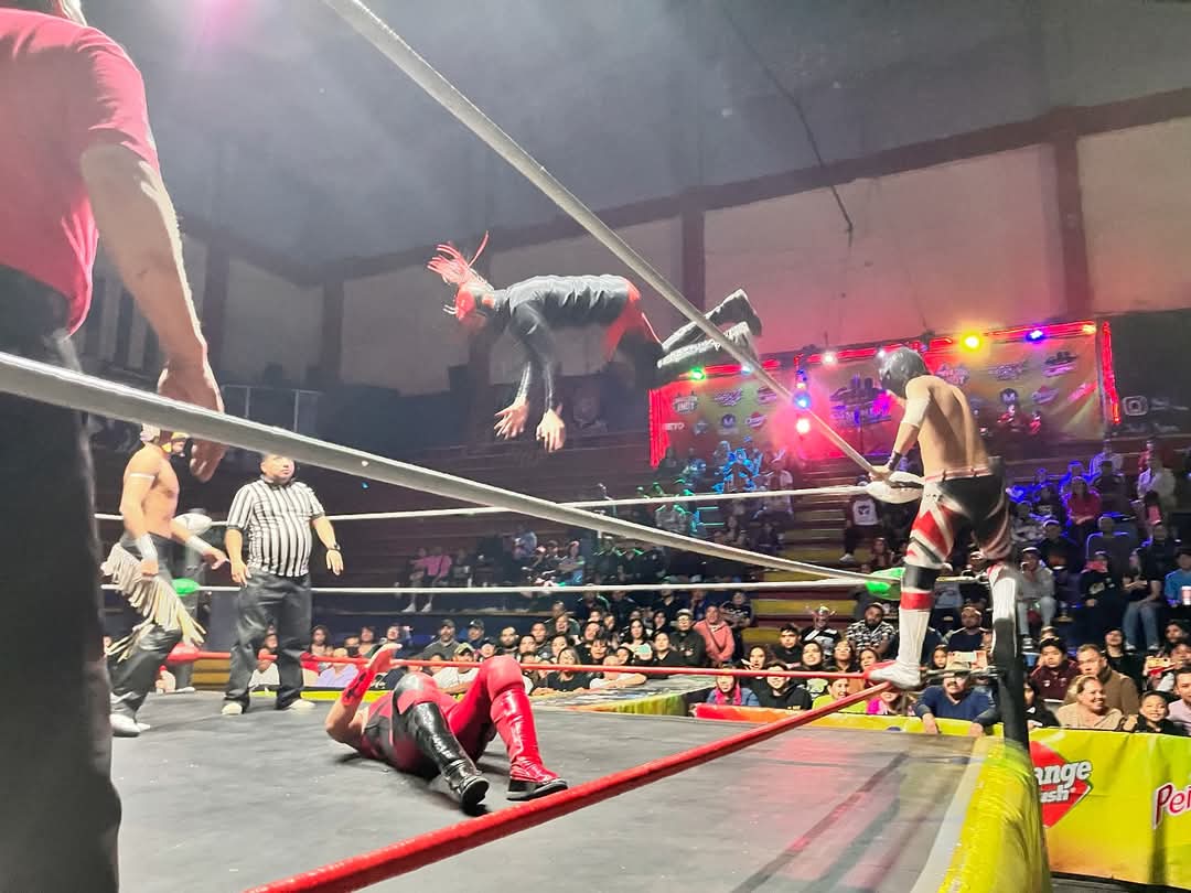 LaTijeraLucha's tweet image. Lucha que enciende los ánimos en el #TemploDeLaMagiaLuchistica, en el que la dinámica y espectacularidad puso la vara alta para el resto de “guerreros soñadores”, saliendo con la mano en alto #PequeñoDiagonal, #PrinceMagic y #DarkPrince ante la tercia...