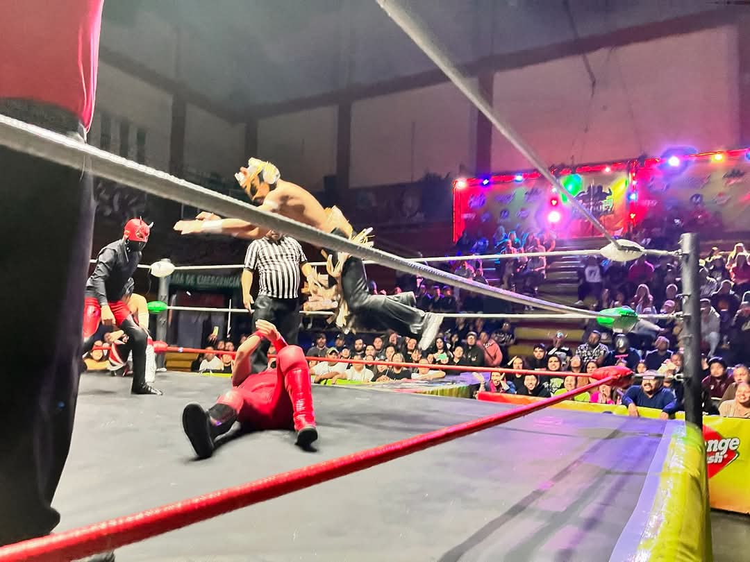 LaTijeraLucha's tweet image. Lucha que enciende los ánimos en el #TemploDeLaMagiaLuchistica, en el que la dinámica y espectacularidad puso la vara alta para el resto de “guerreros soñadores”, saliendo con la mano en alto #PequeñoDiagonal, #PrinceMagic y #DarkPrince ante la tercia...
