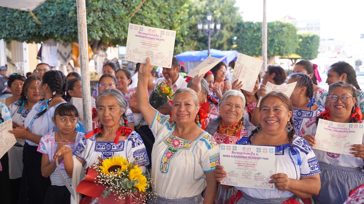 KariPerezPopoca's tweet photo. #Resistencia y #Cultura a Través del #Bordado y la #Camisa #Tradicional.
Hoy, las autoridades de nuestra comunidad de San Bernardino Tlaxcalancingo, encabezadas por el presidente #Rogelio #Xinto y la presidenta #María de Los #Ángeles #Zonotl, entregaron reconocimientos a las compañeras que han completado con éxito el Segundo Taller #Bordando #Ideas y #Rescatando la #Vestimenta #Tradicional".
Este taller no solo es un espacio de aprendizaje, sino también un acto de #resistencia #cultural. A través del bordado y la confección de nuestras camisas tradicionales, seguimos fortaleciendo nuestras raíces y manteniendo vivas nuestras costumbres.