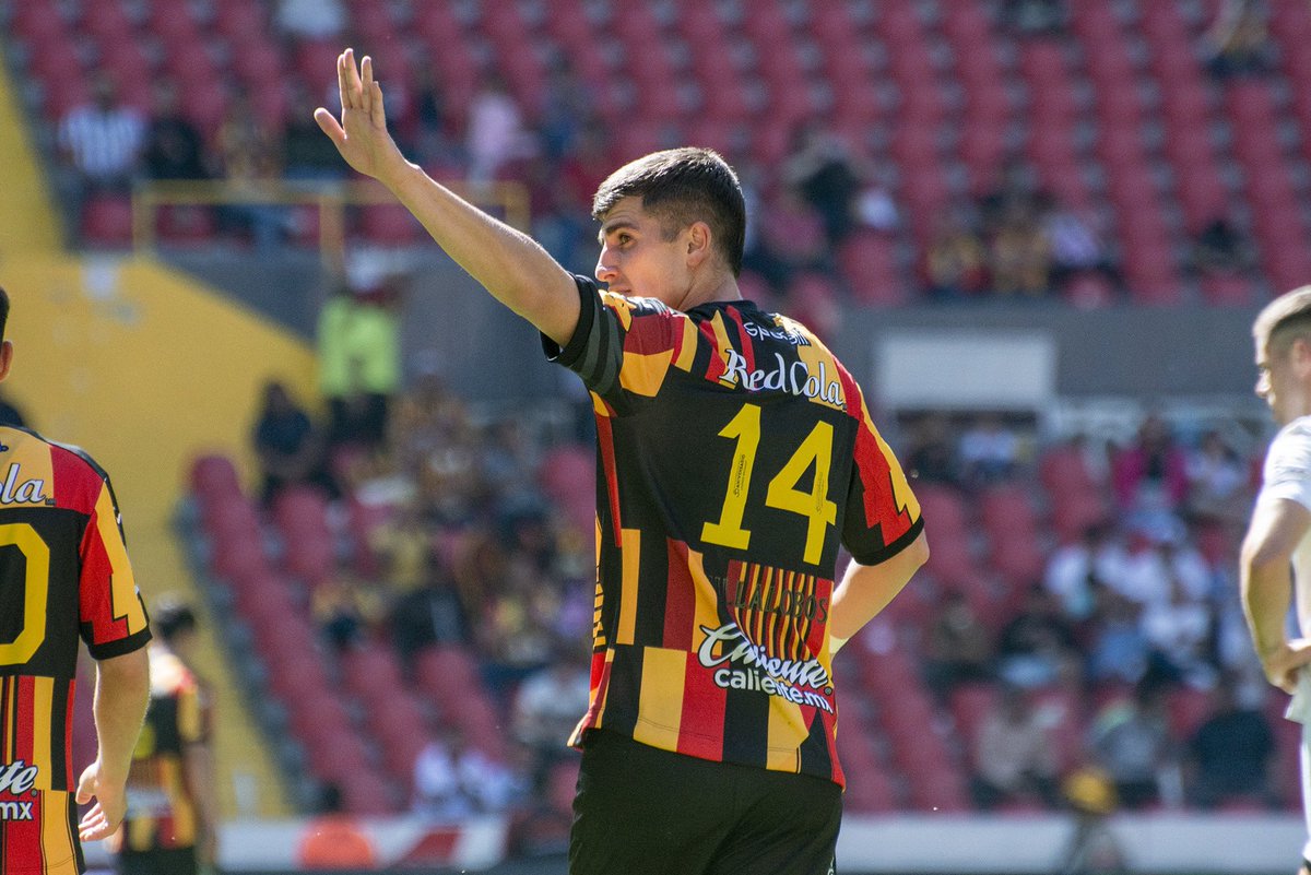 LeonesNegrosCF's tweet photo. El León Negro de los 2️⃣0️⃣0️⃣ partidos, @avillalobos1010.

Cumplidos 🎖️ hoy en el #DomingoDeLeones coronándolos con un golazazo. 🔥 🔝 https://t.co/zm6bAijzre