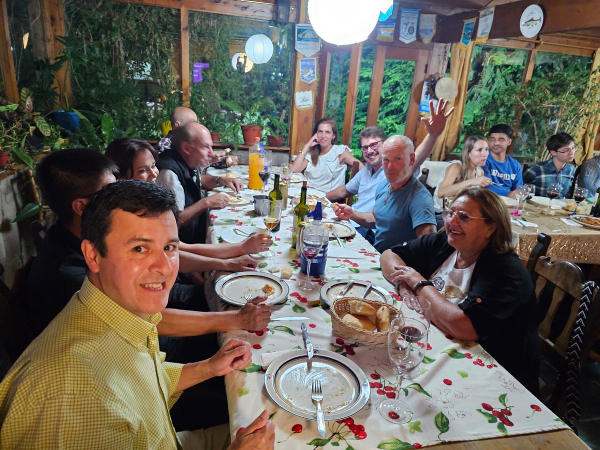 RotaryArgentina's tweet photo. Miércoles 08 de enero de 2025
Reunión Rotaria en Villa La Angostura.
El Rotary Club de Argentina Pasaporte se reunió con motivo de iniciar el Año Nuevo discutiendo nuevos proyectos para nuestra comunidad. Fue una hermosa velada, llena de compañerismo, anécdotas y risas. (1) https://t.co/lccP6HDYZq