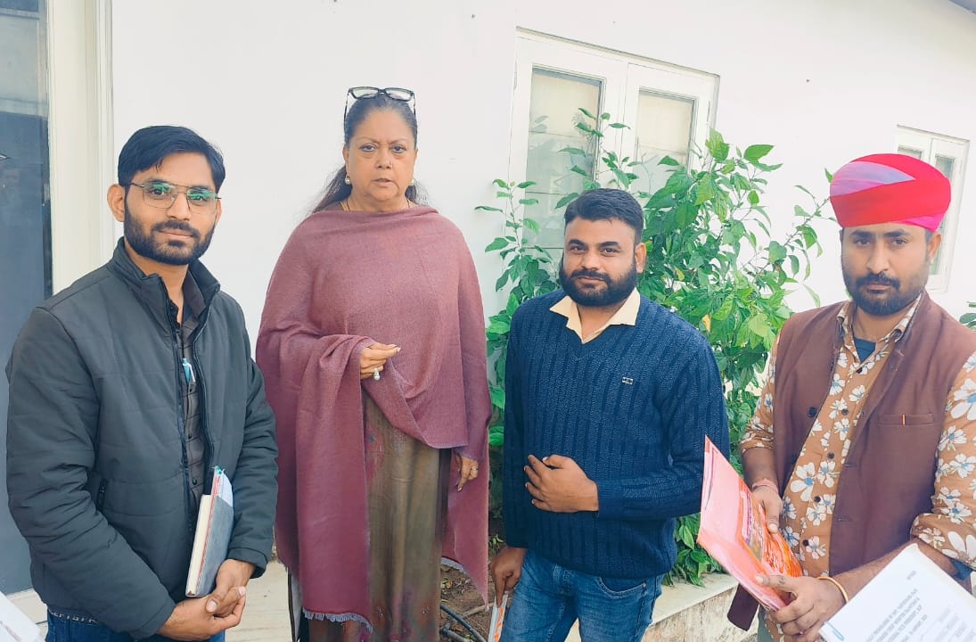 ramsing18227991's tweet photo. @BJP4Rajasthan @VasundharaBJP @BhajanlalBjp वसुंधराजी द्वारा 2017 में लगाया गए #ईमित्र_प्लस_ऑपरेटर और युवामित्र कांग्रेस सरकार द्वारा लगाए थे 
ईमित्र प्लस ऑपरेटर रेगुलर कार्य कर रहे हैं 8 साल से 
#युवा_मित्र 2 शाल कार्य किया अप्रेंटिसशिप के तौर पर
दोनों में अंतर  न्याय करें सरकार https://t.co/pDgYl0CQom