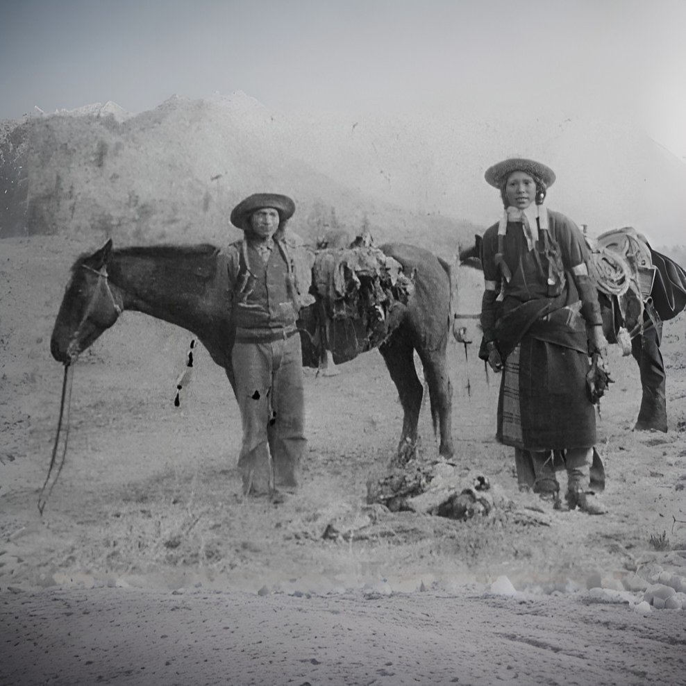 memofin's tweet photo. Una pequeña banda de apaches pacíficos, conocidos como “mansos”, vivía cerca de Tucson, Arizona. Keith H. Basso señaló que los apaches occidentales tenían características que los diferenciaban de otras tribus apaches, como la estructura de clanes matrilineales.
#apaches https://t.co/od8URZBro3