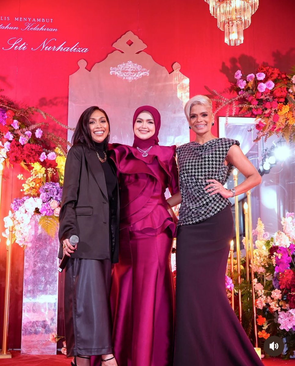 f4uz1_'s tweet photo. Suka tengok gambar ni. 🥰
3 penyanyi fav masing2 punya kekuatan &amp; keistimewaan,
saling menyokong &amp; kekal relevan. Tolonglah mereka ini digandingkan,
duet dalam 1 lagu atau konsert besar-besaran.

Kredit gambar dari IG dayangsayangkamu &amp; Mr photographer @RyanMohamad 🫶🏻 https://t.co/WJfJLszaoz