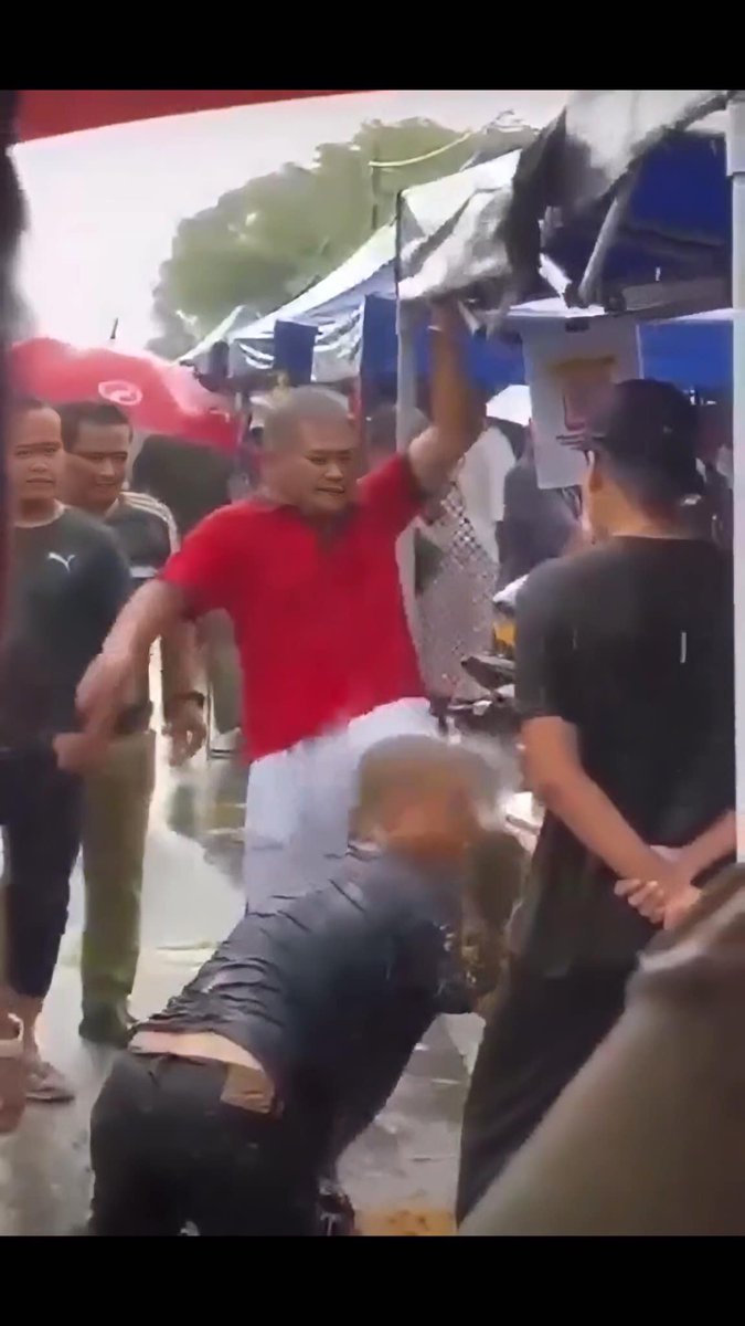 Gambar 1 : Mendengar ceramah Ustaz PAS..
Gambar 2 : Selepas mendengar ceramah Ustaz PAS..