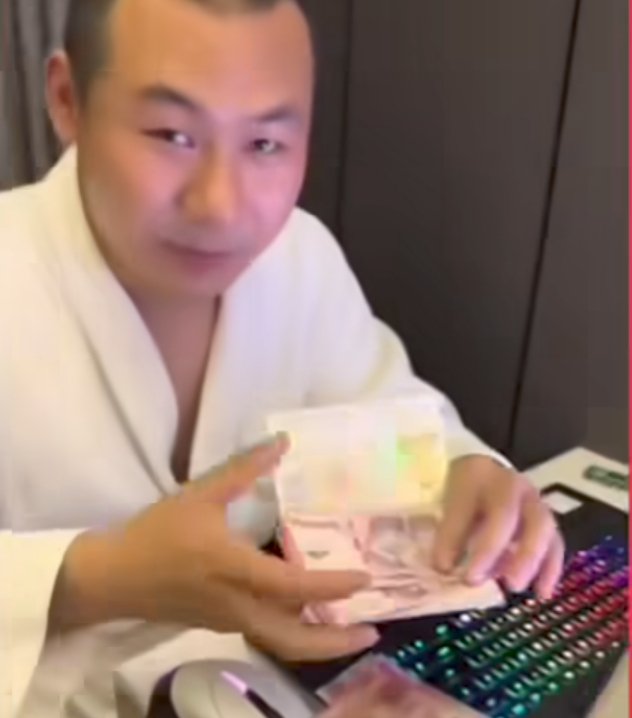 999o7i's tweet image. Turis asal China sudah buktikan asal pakai duit di Indonesia aman, lolos d bandara sampe gak ditilang