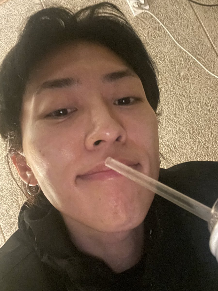 dabin_kr's tweet photo. A sip for me, a sip for Mike. https://t.co/ClCdo7bnCe