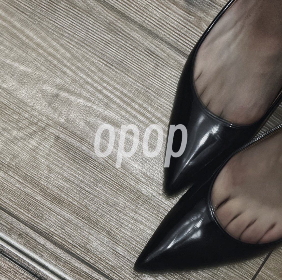 oppo33663's tweet photo. 出门前男友让我穿方便脱的单鞋，原来是他偷偷预定了餐厅，而且服务员都是清一色的黑丝制服。男友示意后，我就脱掉鞋，在餐桌下面帮他足，他的眼神时不时看着女服务员的黑丝，而我看着他们。服务员来的时候我的脚还紧紧的夹着他硬邦邦的jb，我们假装若无其事安心吃饭。#女绿 #绿帽 #刺激 #反差 #情侣 https://t.co/NbnFQjrBPz