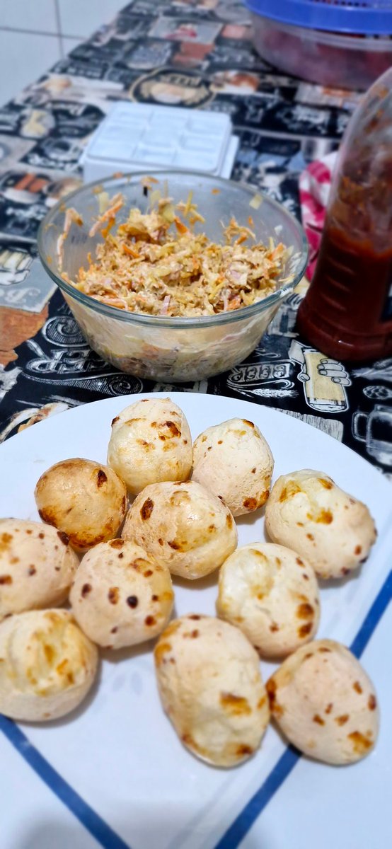 Luscadelaa's tweet photo. A fase de crescimento é sempre surpreendente. Comi 11 pães de queijo, 3 esfirras que ganhei da parceira Natália e um sorvetinho 🤡 https://t.co/SkH1s05mwK