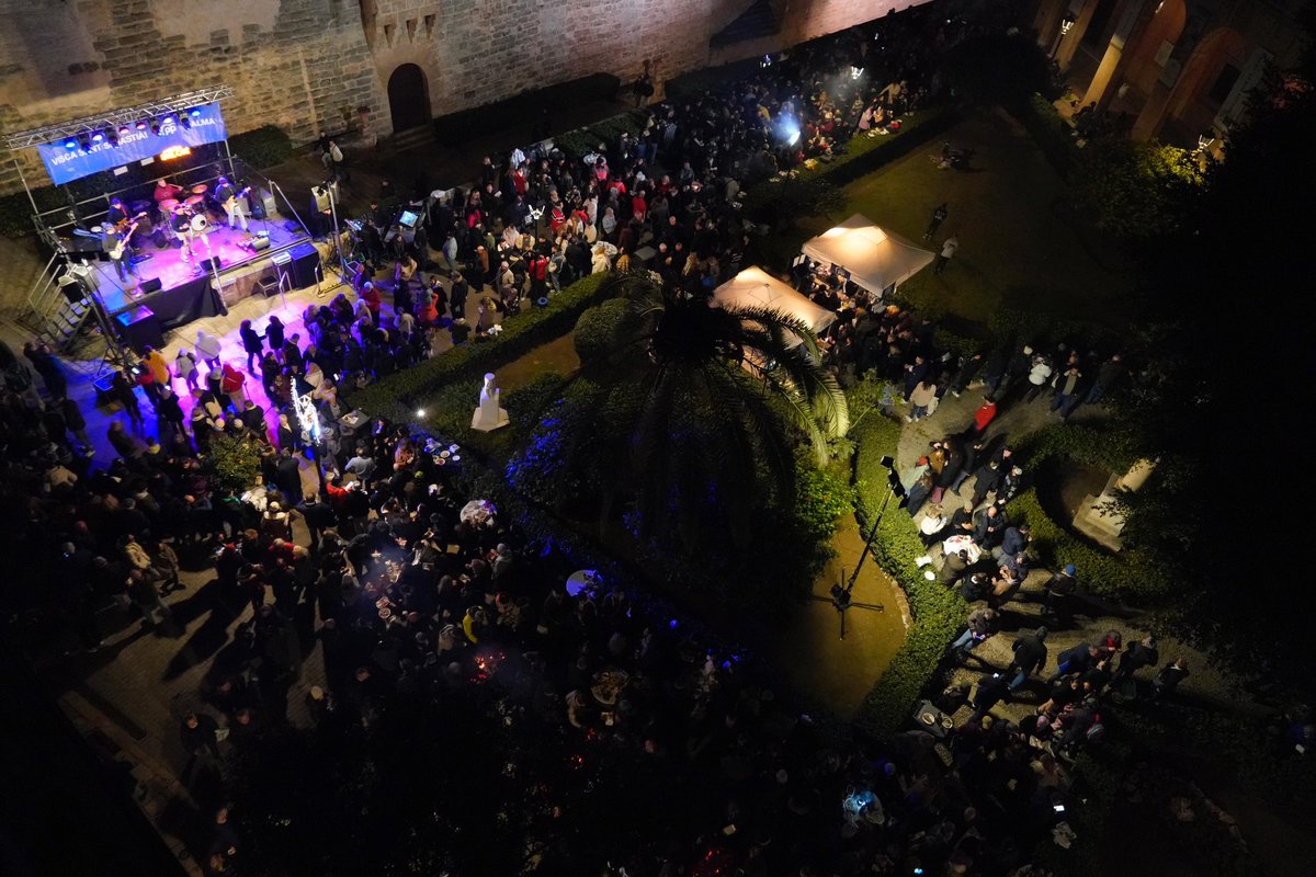 ppbalears's tweet photo. Èxit total! Prop de 4.000 persones han assistit al tradicional fogueró de Sant Sebastià organitzat per @popularespalma 🔥

La torrada ha comptat amb la participació de la presidenta del @ppbalears, @MargaProhens, el president del @PPdeMallorca, @Ll_Galmes i el president del PP de Palma, @JaimeMartinez, a més de molts altres càrrecs del partit