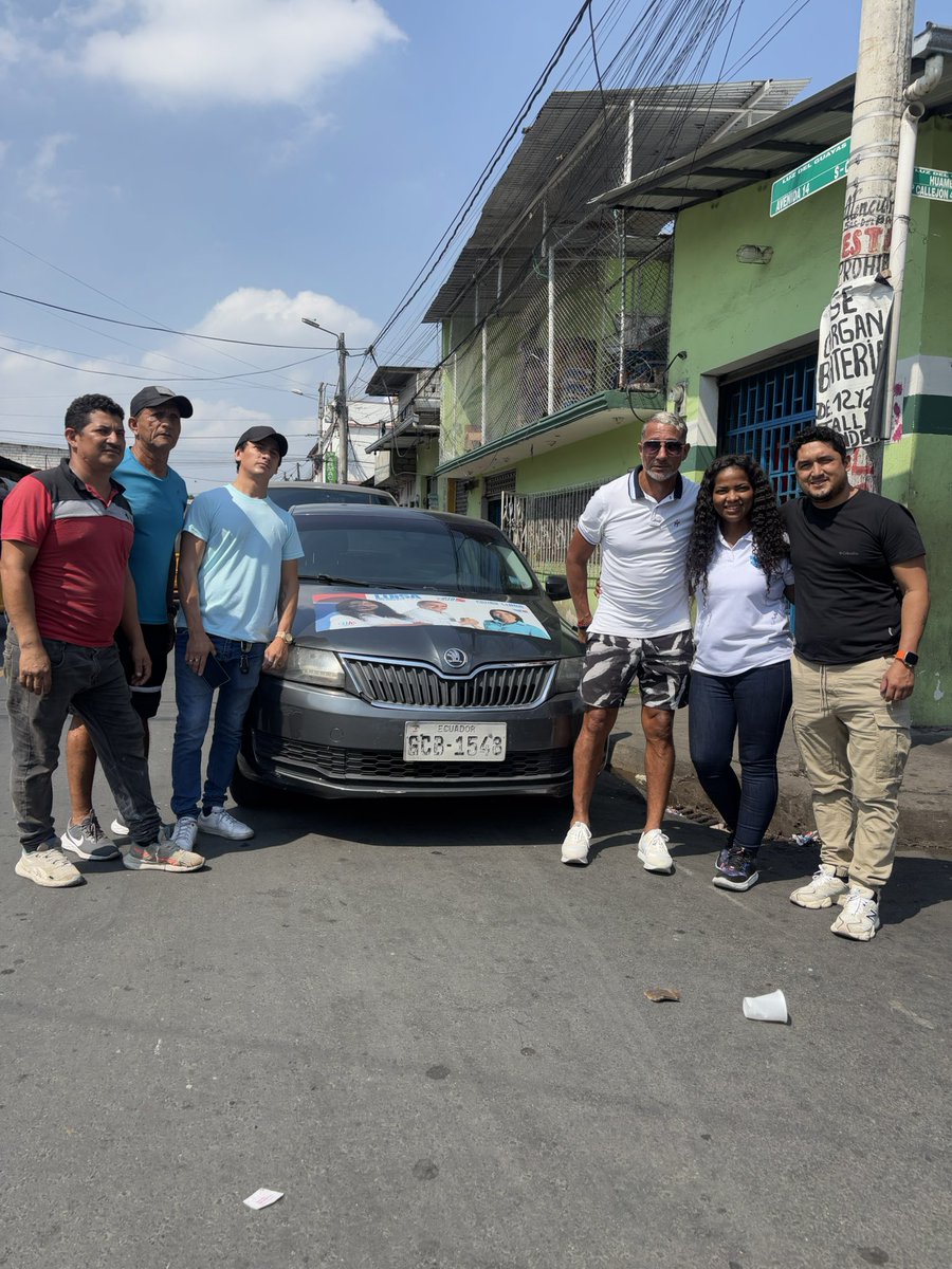 lindabravoec's tweet photo. Aquí estamos más #activos, colocando los #microperforados y continuando con la difusión del mensaje, de nuestra candidata @LuisaGonzalezEc
@RicardoPatinoEC
@MashiRafael
@DiegoBorjaPC https://t.co/jO6HuUKb9l