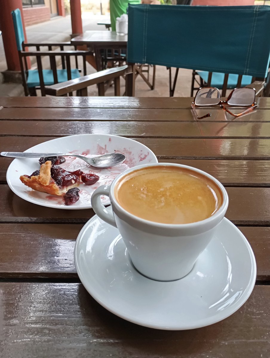 Con amigos en un pequeño pero sentido homenaje a David Lynch con café y Cherry pie, abrazo #davidLynch #twin