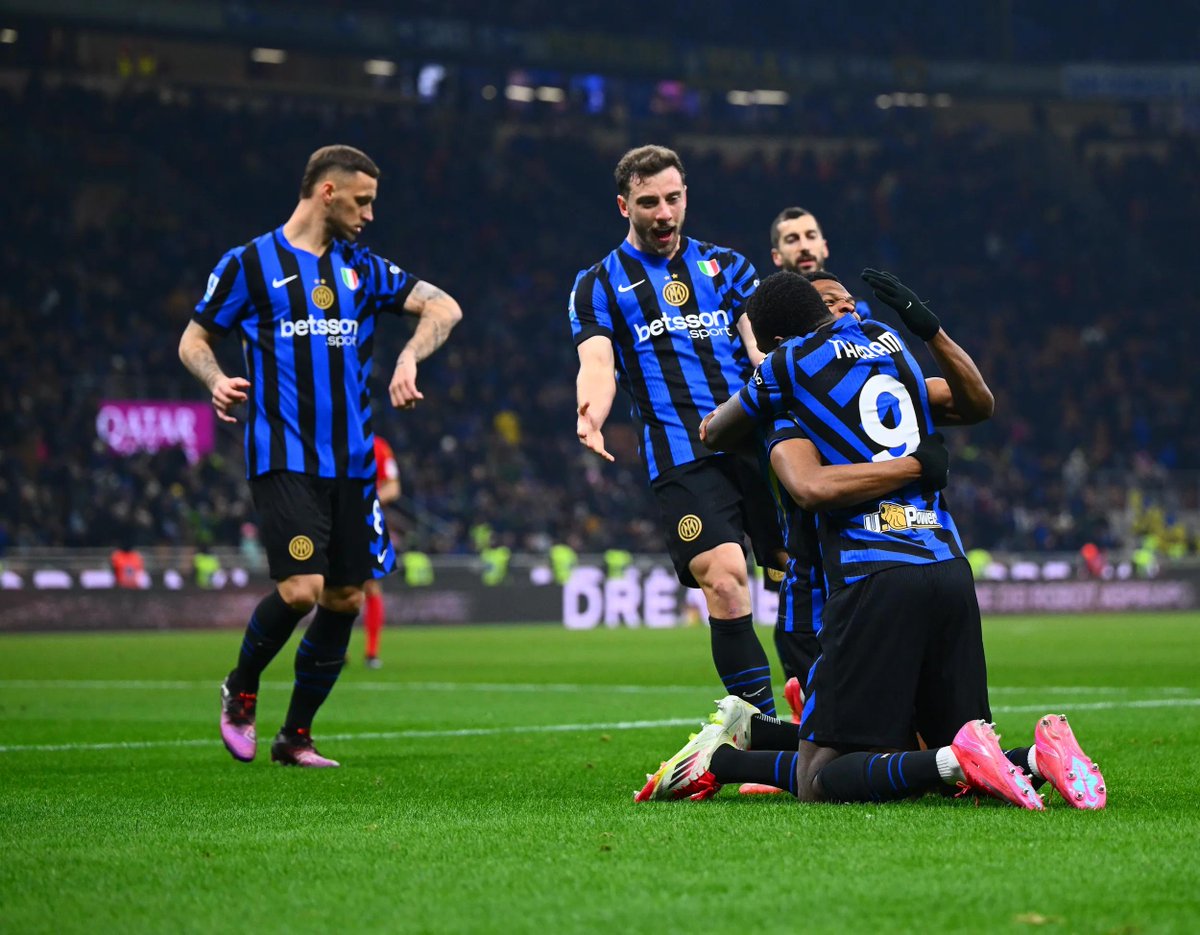 InterClub1908's tweet image. ⚫🔵🐍@SerieA #InterEmpoli 3-1 l'@Inter la vince con i gol sono di #LautaroMartinez, #Dumfries e #Thuram SEMPRE #FORZAINTER #AMALA #SempreForzaInter #PazzaInter #IMInter #DAZN #InterFans #InterClub1908
Seguite il profilo di riserva @InterClub1908_ 🖤💙