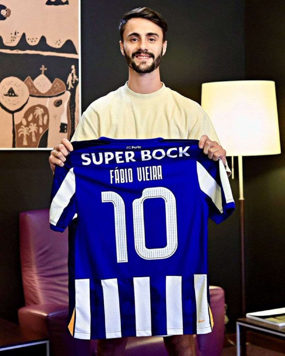 Fábio Vieira. A desilusão da época 24-25.

Completamente ao lado. Até então.
