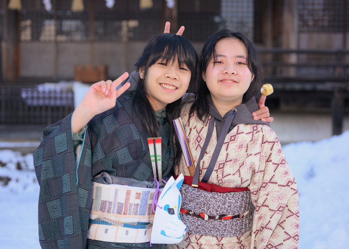 yottin404's tweet photo. 日付が前後しますが1月11日は飛騨護國神社の摂末社、黄金神社の例祭及びこがね講でした。和装での撮影会がありましたが急遽モデルさんが一人来れなくなったので娘に依頼。
なぜか息子もついてきたので、息子にあえて女物の着物を着せて中性モデルとして撮影。
つづく https://t.co/snh7MbO54a