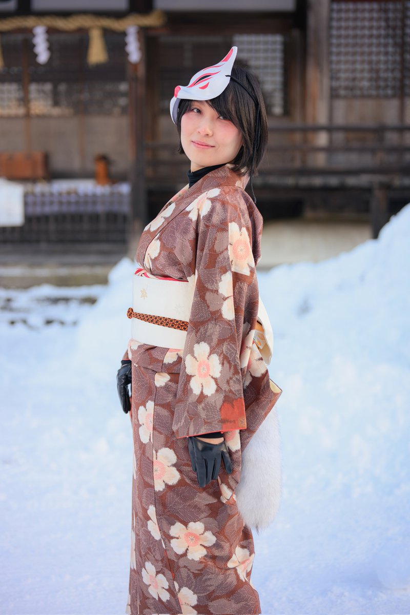 yottin404's tweet photo. 日付が前後しますが1月11日は飛騨護國神社の摂末社、黄金神社の例祭及びこがね講でした。和装での撮影会がありましたが急遽モデルさんが一人来れなくなったので娘に依頼。
なぜか息子もついてきたので、息子にあえて女物の着物を着せて中性モデルとして撮影。
つづく https://t.co/snh7MbO54a