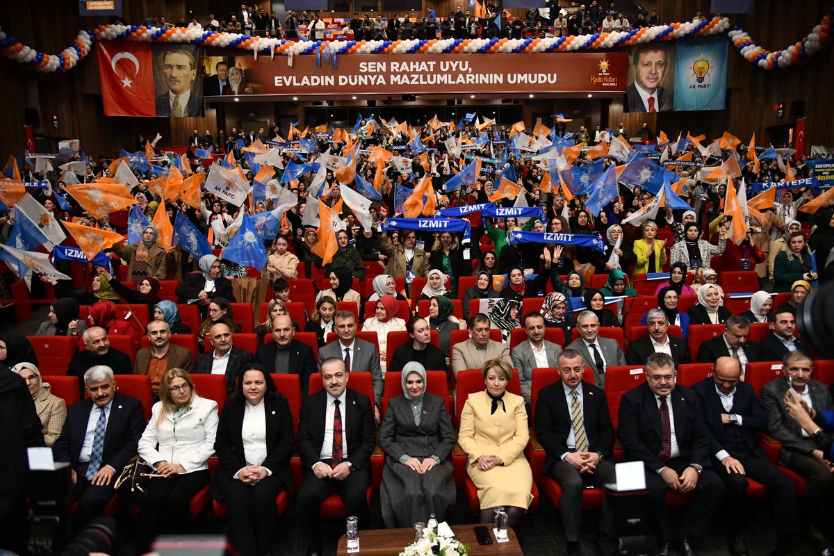 Kadının elinin değdiği her şeyin güzelleştiği gibi, kadın kolları kongremizde bir başka güzel ve çoşkulu oluyor.

İl Kadın Kollarımızın 7. Olağan Kongresi ile tekrar göreve seçilen Yasemin Özdemir Başkanımızı ve Yeni Yönetimini tebrik ediyor, başarılar diliyorum.