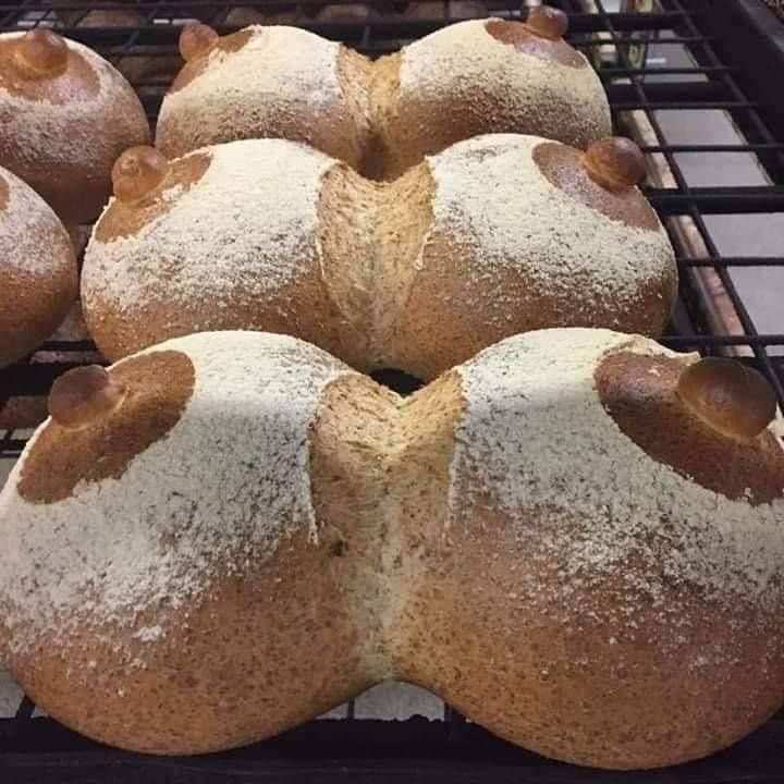 FredSingeCurieu's tweet photo. Eh vas-y que je demande à la boulangère ses grosses miches qu’elle me sort ça celle-là… nan mais elle a pas compris j’crois bien https://t.co/YD8JphnQ0j