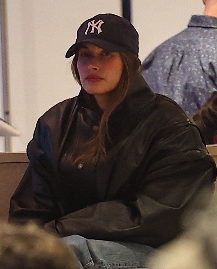 hailey bieber ଓ (@rhodepics) on Twitter photo 