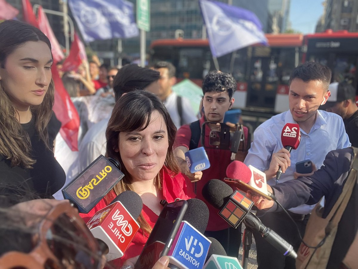 Rastrocom's tweet image. El Frente Amplio durante la tarde de este jueves realizó actividades de volanteo sobre la discusión en torno a la reforma previsional.
Durante la jornada, estuvieron presentes diversas figuras de la colectividad como el diputado Gonzalo Winter, la diputada Emilia Schneider