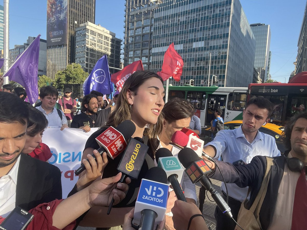 Rastrocom's tweet image. El Frente Amplio durante la tarde de este jueves realizó actividades de volanteo sobre la discusión en torno a la reforma previsional.
Durante la jornada, estuvieron presentes diversas figuras de la colectividad como el diputado Gonzalo Winter, la diputada Emilia Schneider