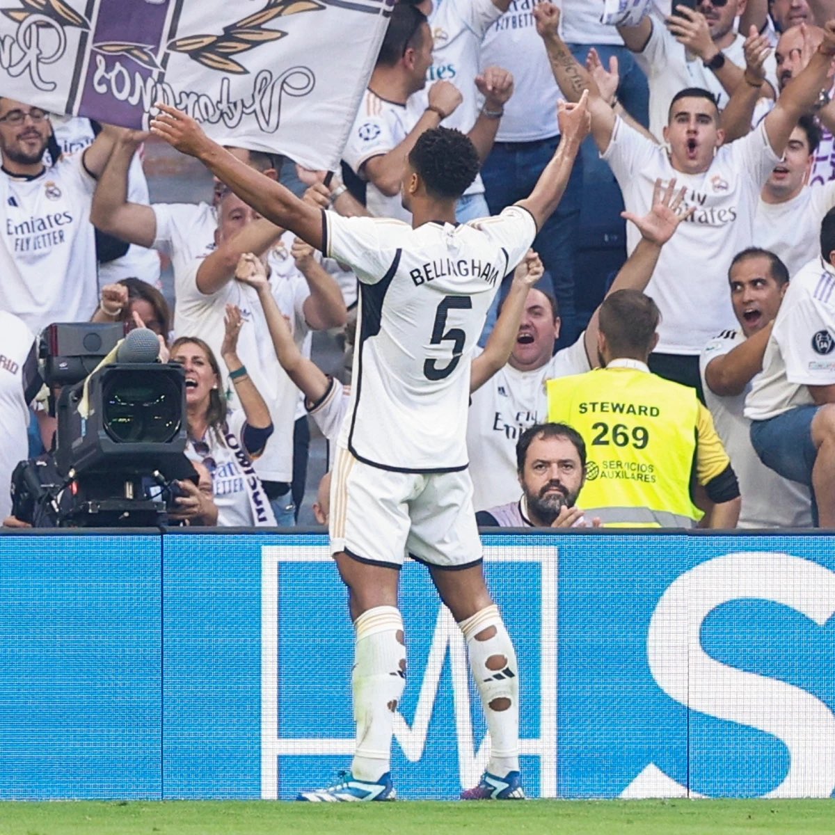 FedericoMemela's tweet image. -Jaume coge unas tijeras y córtame un poquito las medias por detrás como Bellingham…
-¡Voy Sergi!