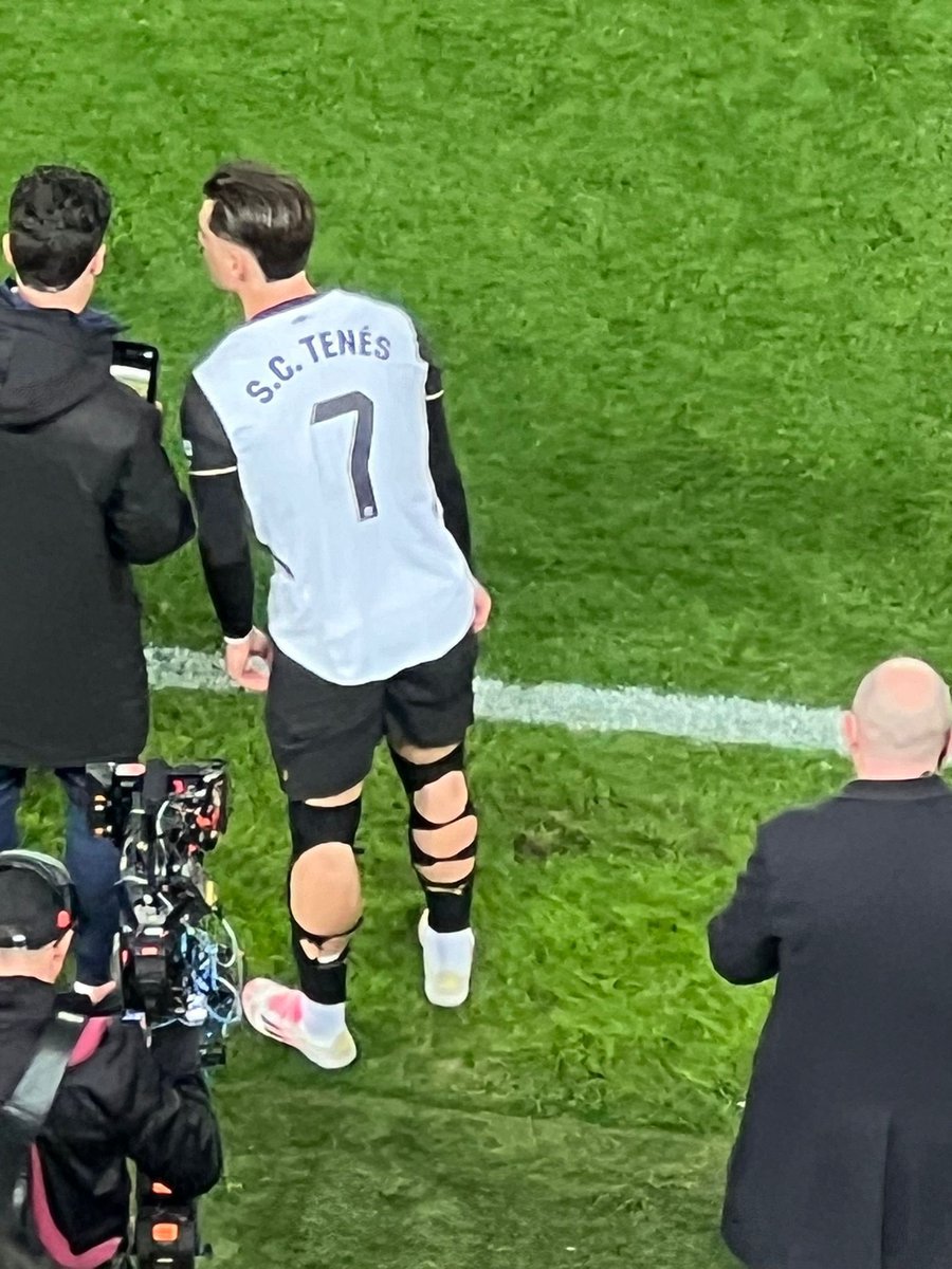 FedericoMemela's tweet image. -Jaume coge unas tijeras y córtame un poquito las medias por detrás como Bellingham…
-¡Voy Sergi!