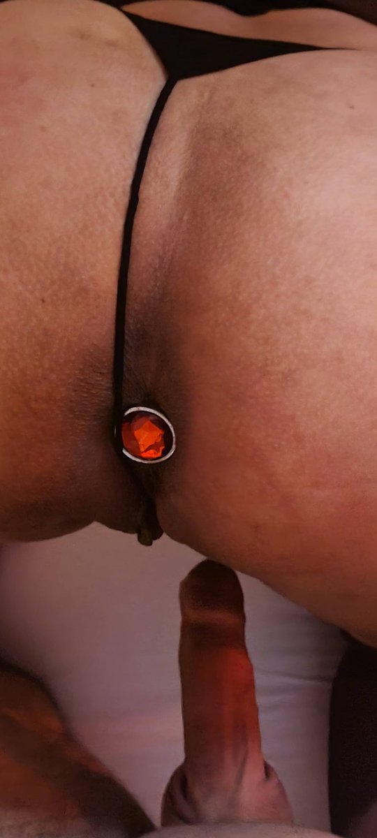 Sandrasafada's tweet photo. @Cuckolds_World Com o plug no rabo espero socar o pau na buceta. https://t.co/C2mNYAEdOf