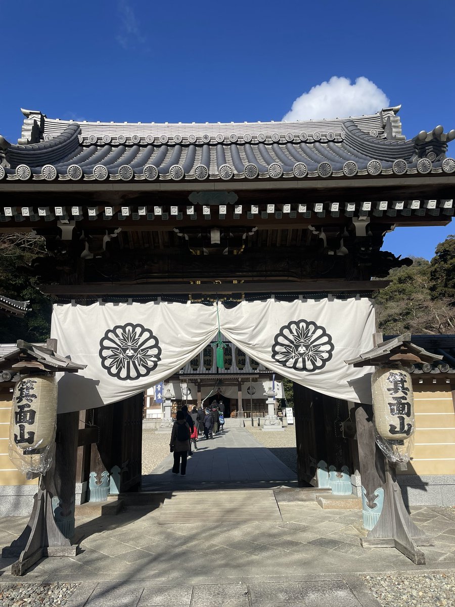 kiwaka340's tweet photo. 年明けてから毎週末お寺を巡り。
箕面市
・瀧安寺
・聖天宮西江寺
箕面の滝の道すがらにあり歩いてるだけで気持ち良くなる。
宝塚市
・中山寺
・清荒神清澄寺
境内は人も多かったけど、広くてあちこち見て回れるのが良い。
他にも会社の皆で今宮戎へ。
今年は週末の整えとして深呼吸しに御参りにいこう https://t.co/clNQ8mO5yH