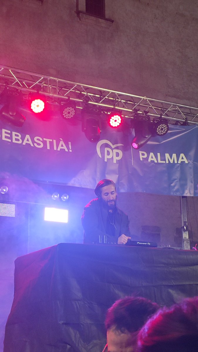 Populars_Muro's tweet photo. Visca Sant Sebastià!!! 🔥💙 https://t.co/2UvGTJHaUk