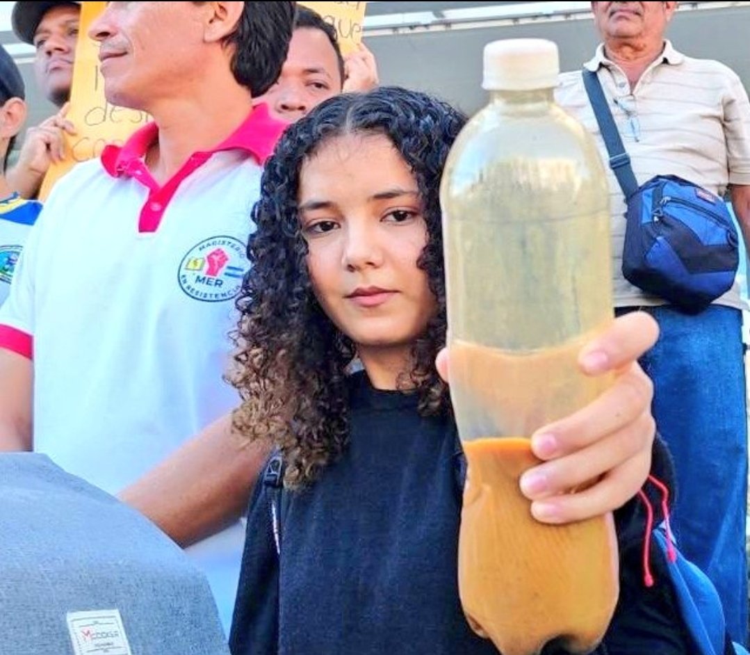 ElTrompudo2022's tweet photo. 🗣️📢 ESTA CIPOTA LLEVÓ AGUA CONTAMINADA DEL RÍO SAN SEBASTIÁN, EN LA UNIÓN, A LA MANIFESTACIÓN DE HOY.

Ella ha hecho reportajes vídeo de ese río.

El río San Sebastián, ubicado en el departamento de La Unión, ha sido objeto de graves problemas de contaminación durante años, en gran parte debido a la actividad minera en la zona. Este río ha sido contaminado con metales pesados como el ars��nico y el hierro, que afectan directamente a las comunidades que dependen de sus aguas para consumo, riego y pesca...