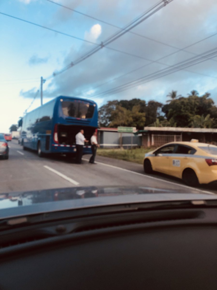 Bus sufre desperfectos mecánicos en el Higo de San Carlos en dirección a Panamá 🇵🇦