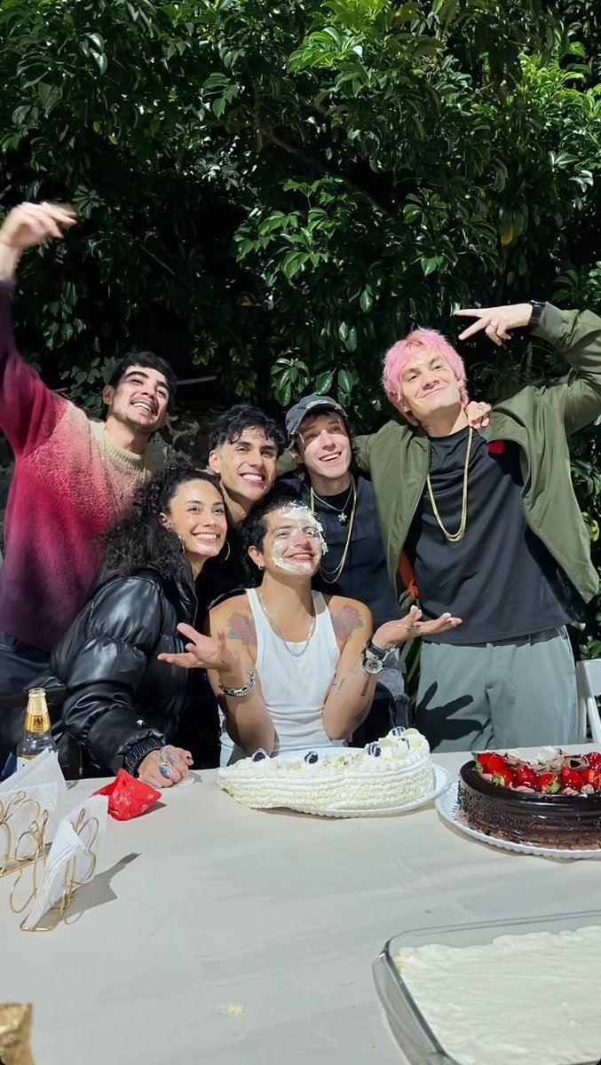 seaveyxleyva's tweet photo. SOMOS LOS MEJORES AMIGOS QUE PUEDEN EXISTIR, SOMOS LOS MEJORES AMIGOS QUE PUEDEN EXISTIR Y NUNCA NOS VAMOS A SEPARAAAAAR https://t.co/lyGO5OqURE