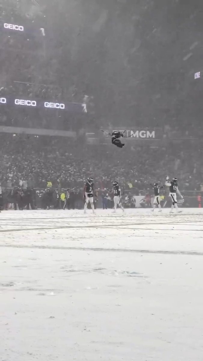The @Eagles love themselves some ❄️

📺: #LARvsPHI on NBC
📱: Stream on @NFLPlus + Peacock https://t.co/UfIphCDDpO