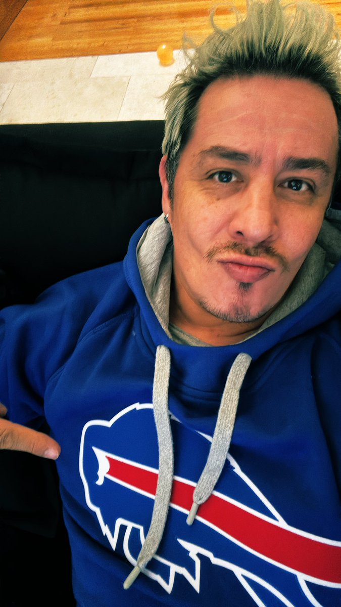yosoyppsanchez's tweet photo. LET’S GO BILLS!!!!!!!! Desde 1990 #BillsMafia Abrazos amigos @EnriqueBurak @adevaldes 
Vamonoossssss!!!!! #NFLenTelevisa https://t.co/A9ov9xI9Rc