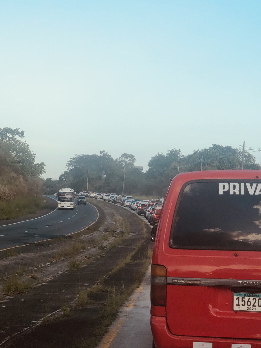 Tráfico vehicular lento a 5kmts de velocidad en dirección a Panamá a la altura de Playa Mar, San Carlos