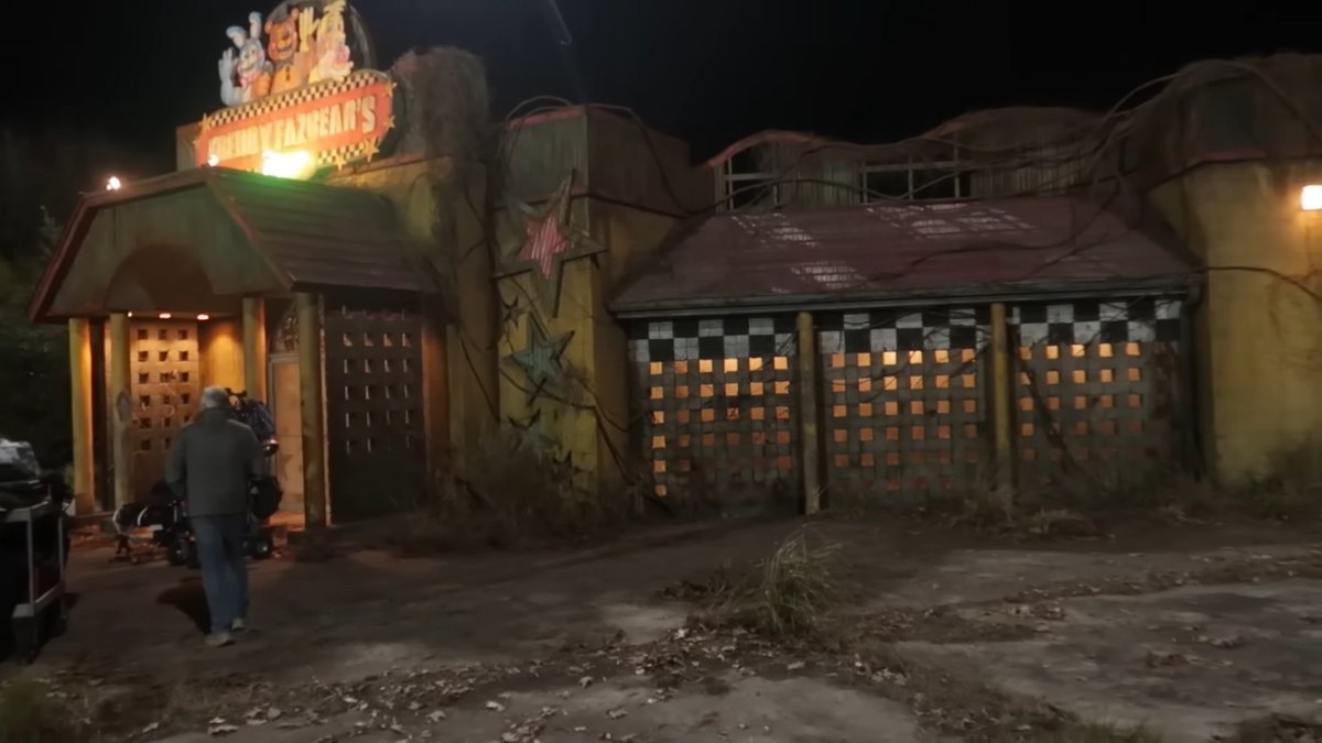 JonnyBlox's tweet photo. First official look at Freddy Fazbear's Pizza in Blumhouse's ‘FIVE NIGHTS AT FREDDY'S 2’!

What are your thoughts? 👀

#fnaf #fivenightsatfreddys #fnafmovie https://t.co/odUyxOINI0
