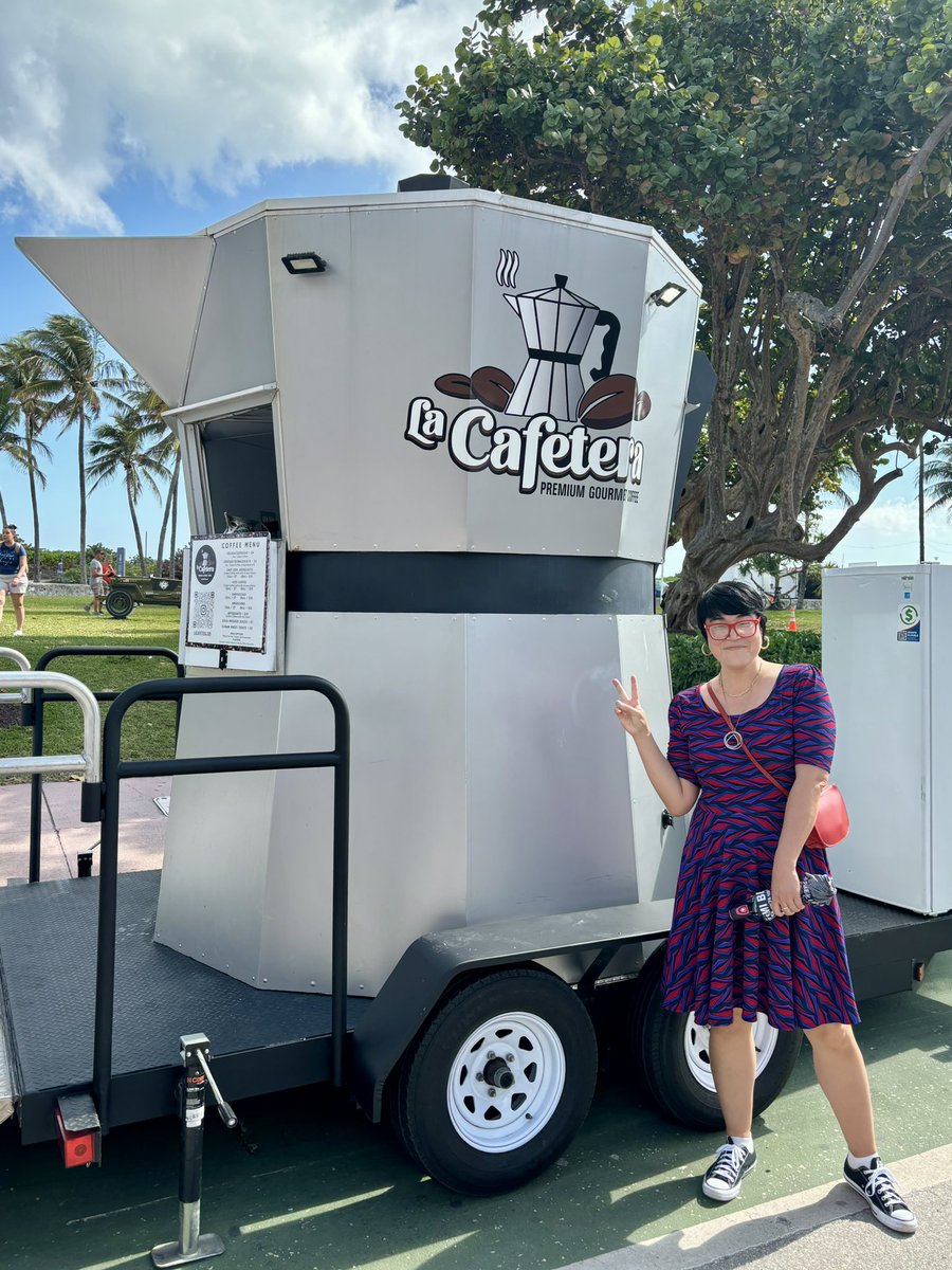 fumikochino's tweet photo. Miami Art Deco walking tour during #artDecoWeekend. So many gorgeous hotels. Beach, pool, bikes, and the largest Bialetti I have ever seen. βοΈπ²βοΈπ #weekendsInMiami https://t.co/0KJu7yX9Uc