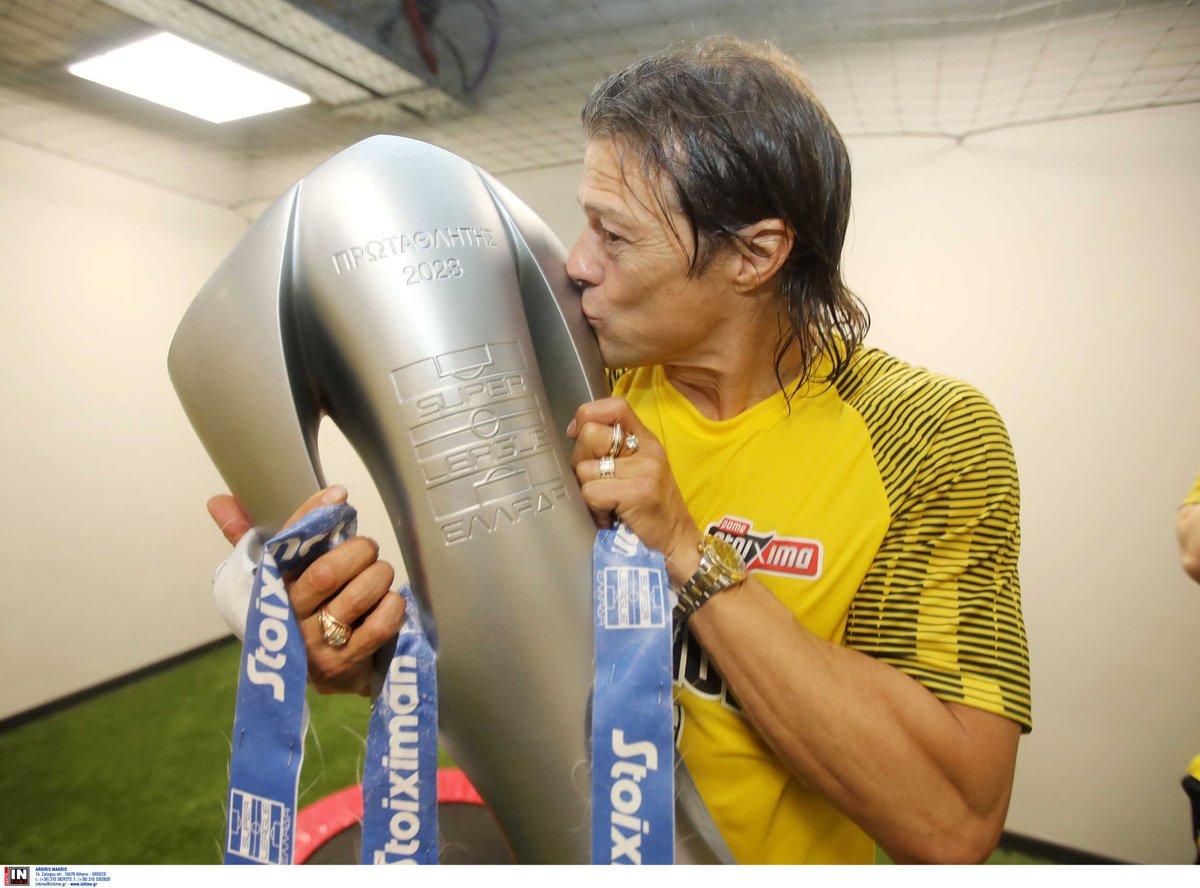 Αυτός ο άνθρωπος έφερε το double μετά από 50 χρόνια και ΕΝΑΣ, ΕΝΑΣ από την διοίκηση δεν τον έχει υπερασπιστεί. Ντροπή σε όλους να φύγει ο καλύτερος προπονητής που είχε ποτέ η ομάδα, αν αποχωρήσει μόνος του τον καταλαβαίνω. #aekfc #aek