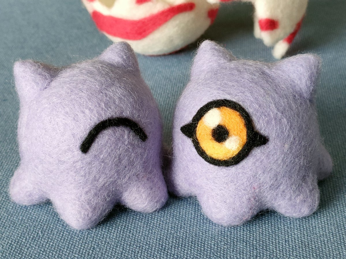 UMA200589's tweet photo. 👁️‍🗨️「Hello,world!」
現実世界にコンニチハ。

なんと卵から #クラモン が生まれました！
ふにょ感高めに仕上がって満足。

#羊毛フェルト
#ハンドメイド作家 
#デジモン https://t.co/nEgJlalv5z