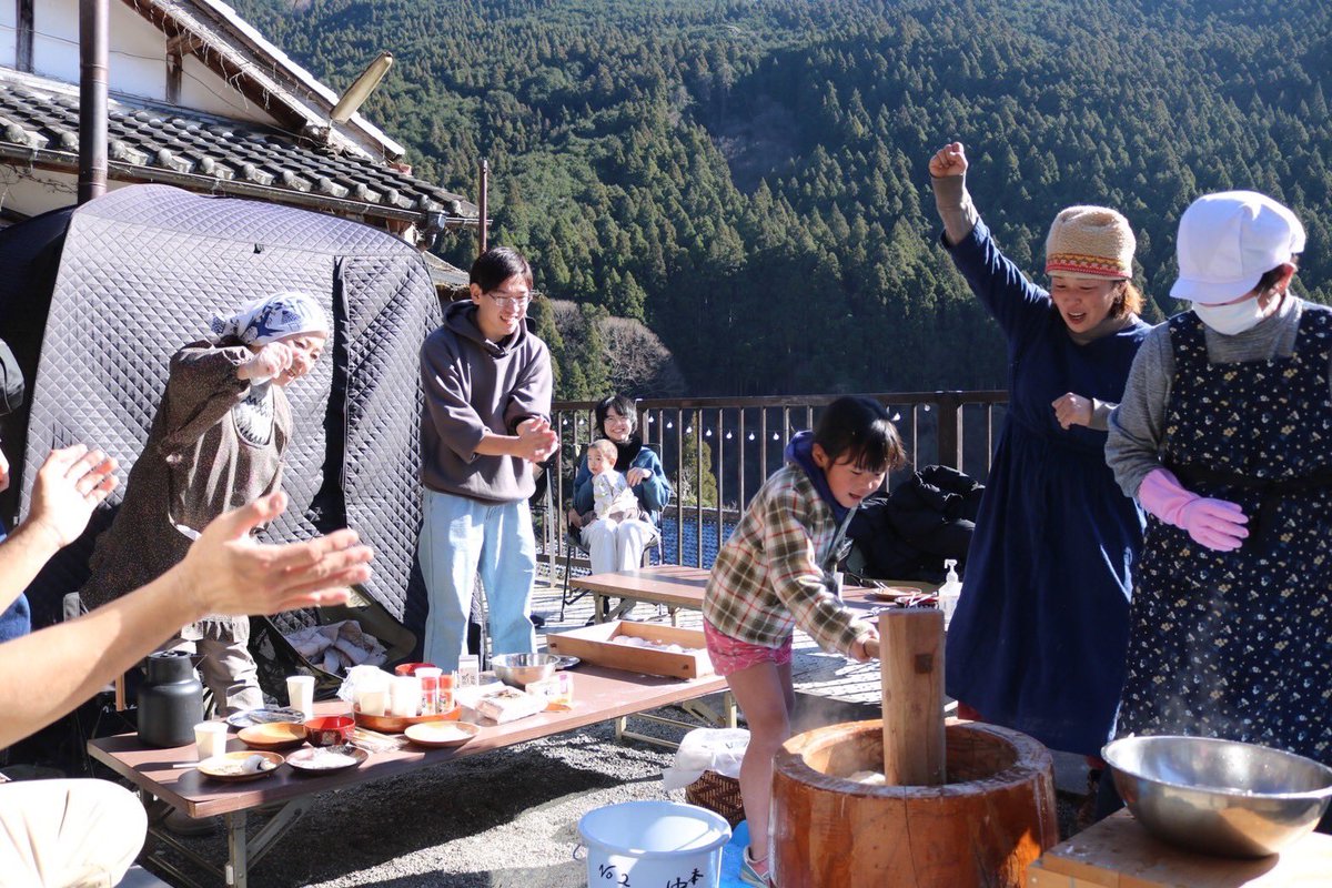 毎年の恒例行事、餅つきも3年目突入！

「えっほんまに1月？！」と思えるぐらいのぽかぽか陽気に包まれた中でぺったんぺったん。

今年の個人的一押しは朝採れ大根おろし✖️だし醤油のお餅。30名近くが来てくれて、楽しい賑やかな時間に。今年も快く道具やお力を貸してくださった地域の先輩方に感謝。