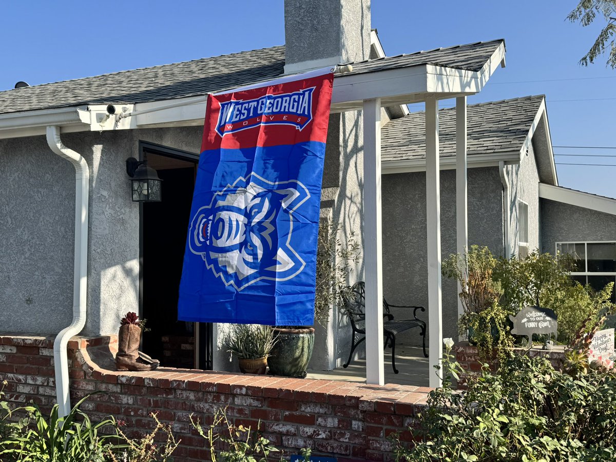 ms_dfitz's tweet photo. Reaping the new flag. University of West Georgia Football 🏈 💙❤️ #wolves https://t.co/1szCxJH0Sb