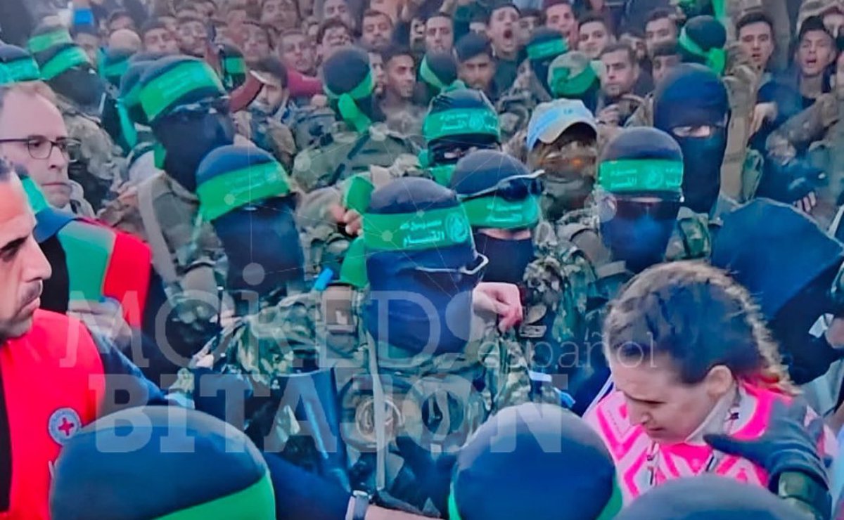 desireerugani's tweet photo. Que vídeo lindo

UM LADO É LUZ, O OUTRO É SOMBRA 

Israel tem a delicadeza de colocar soldadas mulheres para receber e ter o primeiro contento com as reféns.

Enquanto do outro lado terroristas e “civis “ gritavam com ela . https://t.co/U9vqVzKL0O