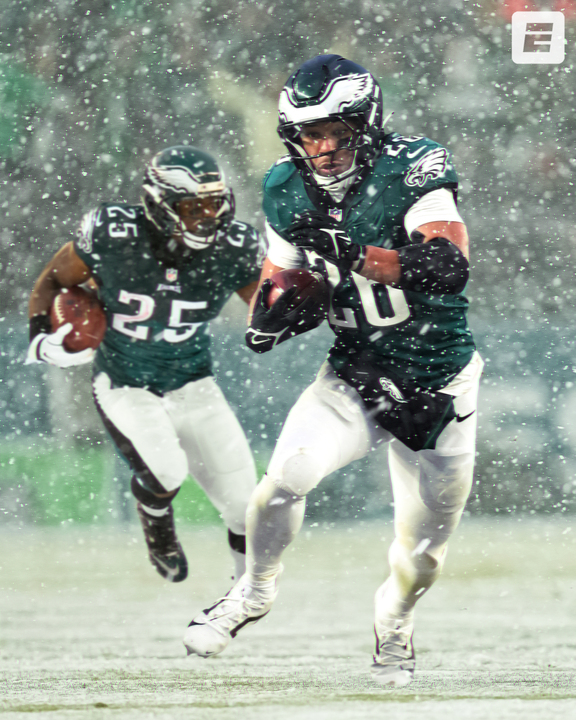 SAQUON LEADS THE EAGLES TO THE NFC CHAMPIONSHIP IN THE SNOW ❄️

HE RUSHES FOR OVER 200+ YARDS WITH TWO TOUCHDOWNS 😤